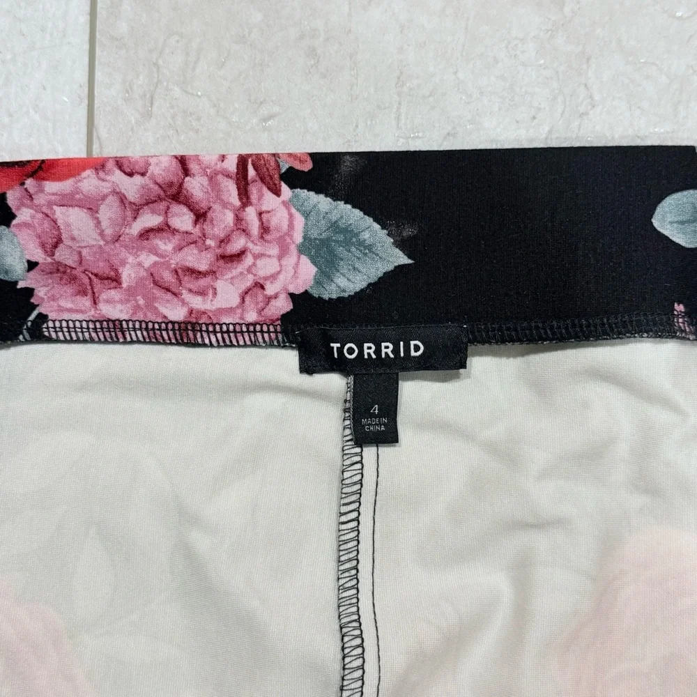 Torrid Floral Pencil Skirt 4X 🌹🖤